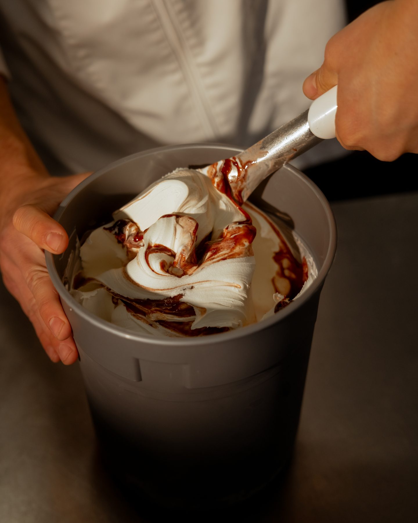 Vers gelato met chocoladesaus, handmatig opgeschept bij Granucci