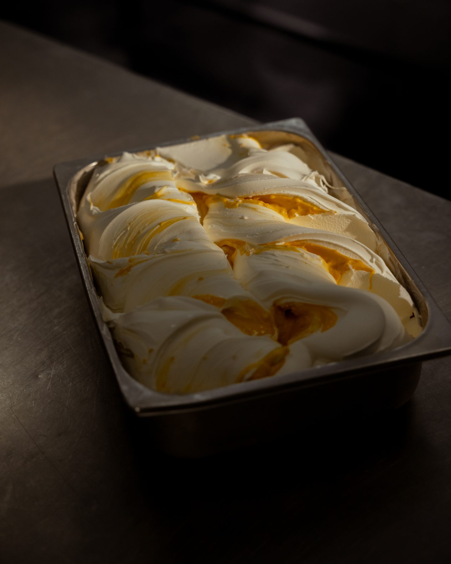 Vers bereid gelato met mangosaus